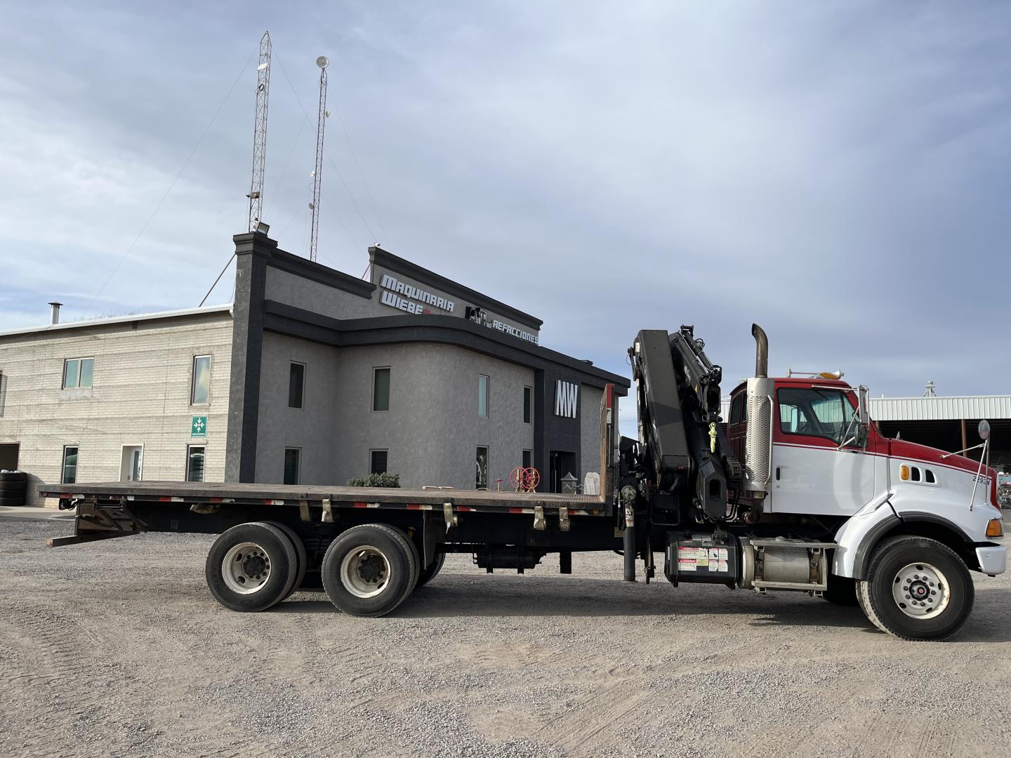 CAMION STERLING LT9500 CON GRUA HIAB 288E-4 HIPRO